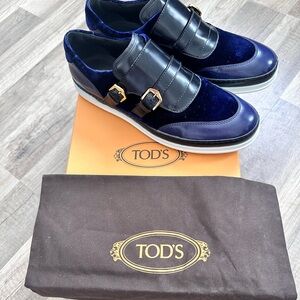 TOD'S
Buckled leather loafers